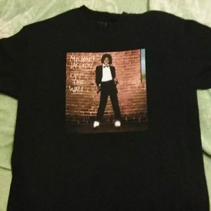 Ive never worn this t-shirt so I want to sell it.